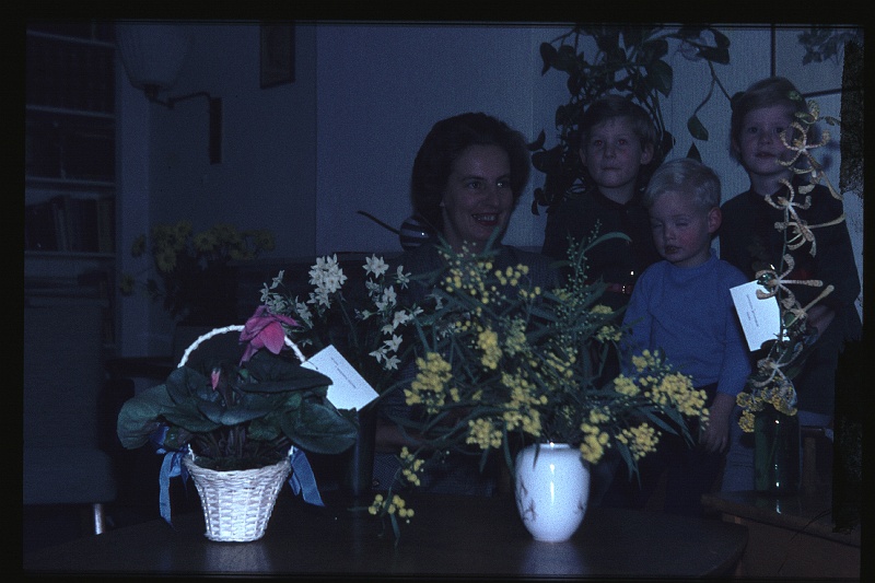 20.Delft dec 1967 Mama,Brigitte,Marion,Peter.JPG